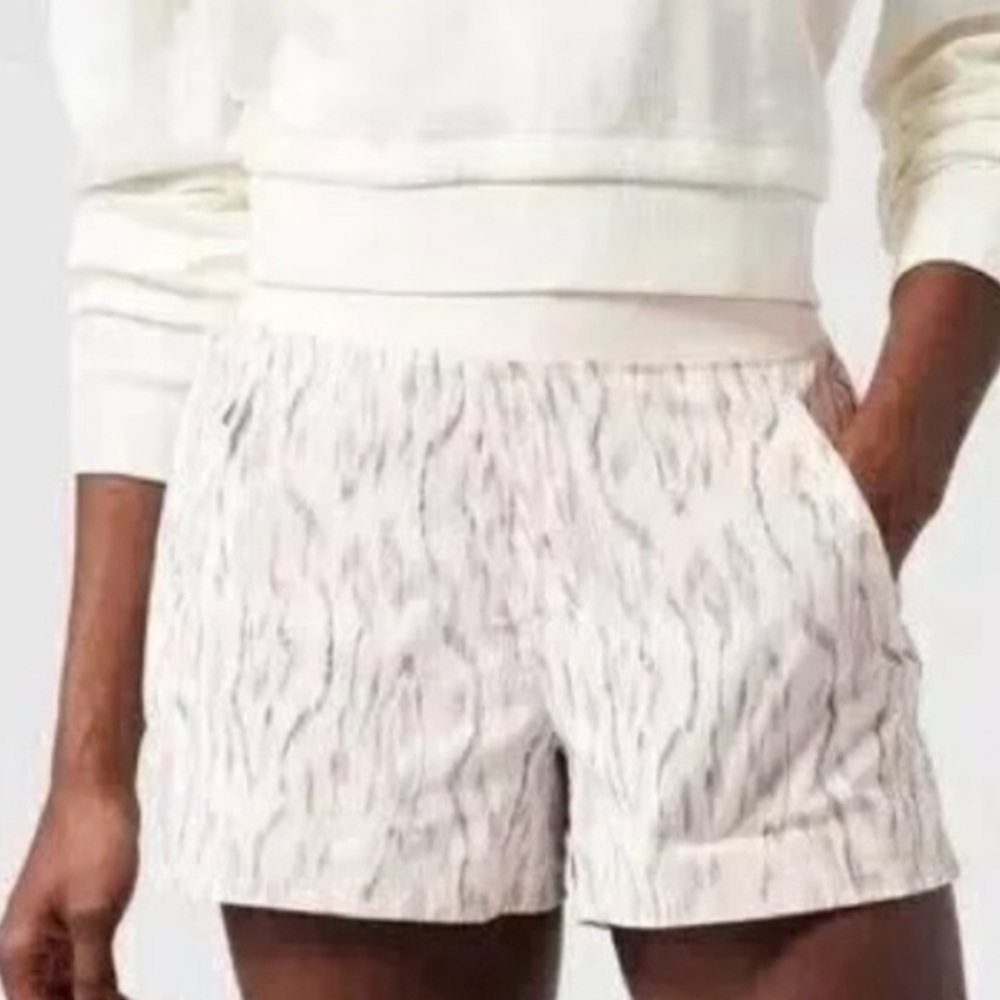 New! Athleta Trekkie North Textured Short Cream Gray Print Size 22